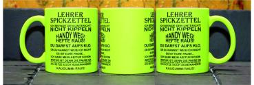 Neontasse mit Spruch "Spickzettel für Lehrer"